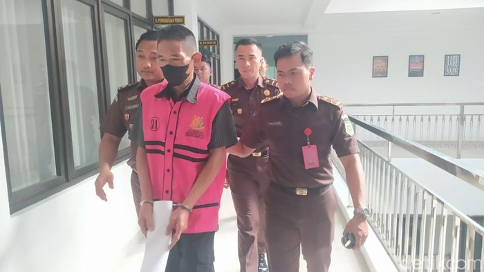 Eks Kades Girimulyo, Kecamatan Windusari, DA ditahan Kejari Kabupaten Magelang diduga melakukan tindak pidana korupsi.