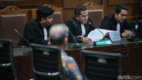 Jaksa juga menghukum Jemy membayar denda Rp 1 miliar. Apabila denda tak dibayar, diganti dengan 6 bulan kurungan.