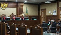 Jaksa menyakini Jemy terlibat korupsi terkait kasus proyek BTS 4G pada Bakti Kominfo. Jaksa menuntut terdakwa Jemy Sutjiawan dengan pidana penjara selama 4 tahun.