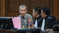 Jaksa menyakini Jemy bersalah melanggar Pasal 2 ayat 1 juncto Pasal 18 UU Pemberantasan Tindak Pidana Korupsi juncto Pasal 55 ayat 1 ke-1 KUHP.