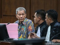 Ekspresi Jemy Sutjiawan Dituntut 4 Tahun Penjara Kasus Korupsi BTS