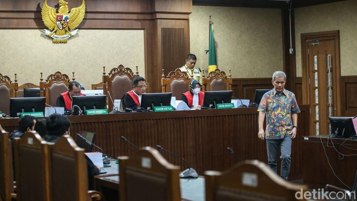Ekspresi Jemy Sutjiawan Dituntut 4 Tahun Penjara Kasus Korupsi BTS Dirut PT Sansaine Exindo Jemy Sutjiawan menjalani sidang tuntutan kasus korupsi proyek BTS Bakti Kominfo di Pengadilan Tipikor Jakarta, Selasa (16/7/2024). Jemy dituntut 4 tahun penjara.