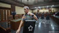 Sebelumnya, Jemy didakwa melakukan tindak pidana korupsi terkait kasus proyek BTS 4G pada Bakti Kominfo. Jaksa menyatakan kasus korupsi ini menyebabkan kerugian Rp 8 triliun. Hal itu sebagaimana disampaikan jaksa saat membacakan dakwaan terhadap Jemy Sutjiawan di Pengadilan Tipikor Jakarta Pusat, Kamis (28/3).