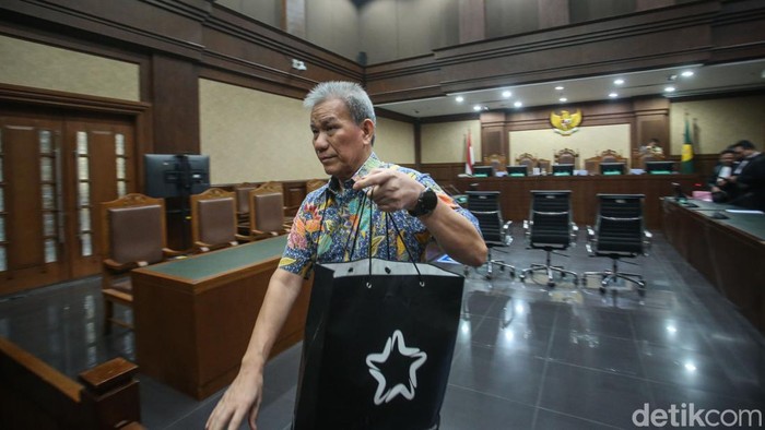 Dirut PT Sansaine Exindo Jemy Sutjiawan menjalani sidang tuntutan kasus korupsi proyek BTS Bakti Kominfo di Pengadilan Tipikor Jakarta, Selasa (16/7/2024). Jemy dituntut 4 tahun penjara.