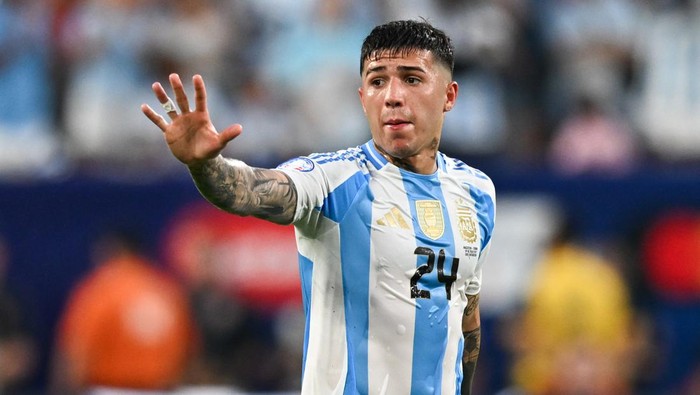 EAST RUTHERFORD, NEW JERSEY - JULY 9: Enzo Fernandez #24 of Argentina signals downfield during the Copa America 2024 semifinal match between Argentina and Canada at MetLife Stadium on July 9, 2024 in East Rutherford, New Jersey. (Photo by Stephen Nadler/ISI Photos/Getty Images)