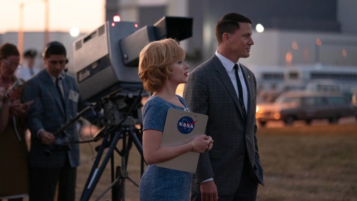 Fly Me to the Moon Cuplikan adegan Scarlett Johansson, Channing Tatum dan Colin Jost di Fly Me to the Moon.