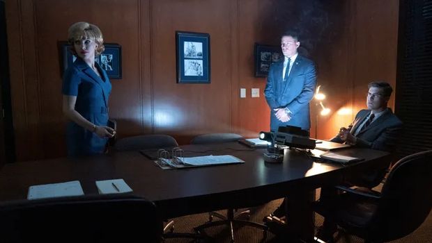 Cuplikan adegan Scarlett Johansson, Channing Tatum dan Colin Jost di Fly Me to the Moon.