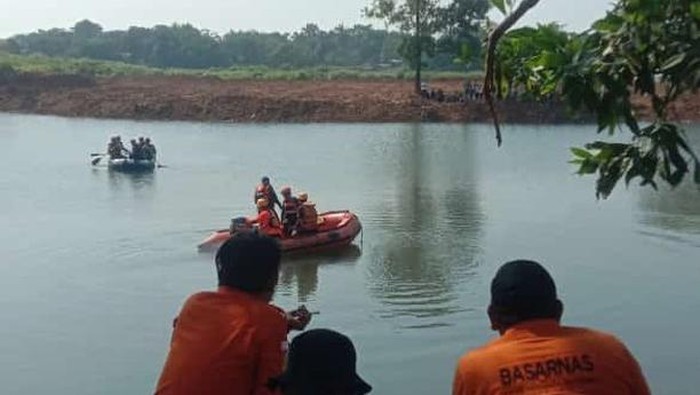 Foto: Tim SAR gabungan telah menemukan pemancing bernama M Rifai (23) yang tenggelam di danau galian di Cisauk, Kabupaten Tangerang, Banten (dok BPBD Kab Tangerang)