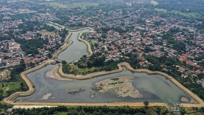 Foto Udara Tandon Raksasa Anti Banjir di Tangsel Foto udara Tandon Lengkong Karya di Serpong, Tangerang Selatan, Banten, Selasa (16/7/2024). Pemerintah Kota Tangerang Selatan telah menyelesaikan pembangunan sembilan tandon sebagai antisipasi dan solusi untuk permasalahan banjir yaitu Tandon Lengkong Karya, Kolam Retensi Griya Asri, Kolam Retensi Kampung Bulak, Tandon Puri Sentosa, Tandon Babakan, Tandon Pondok Aren, Tandon Sawah Lama 1, Tandon Sawah Lama 2, dan Tandon Serua Riverpark. ANTARA FOTO/Galih Pradipta/tom.