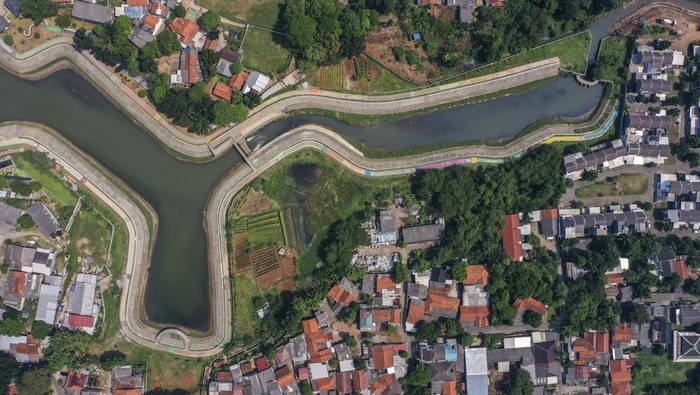 Foto udara Tandon Lengkong Karya di Serpong, Tangerang Selatan, Banten, Selasa (16/7/2024). Pemerintah Kota Tangerang Selatan telah menyelesaikan pembangunan sembilan tandon sebagai antisipasi dan solusi untuk permasalahan banjir yaitu Tandon Lengkong Karya, Kolam Retensi Griya Asri, Kolam Retensi Kampung Bulak, Tandon Puri Sentosa, Tandon Babakan, Tandon Pondok Aren, Tandon Sawah Lama 1, Tandon Sawah Lama 2, dan Tandon Serua Riverpark. ANTARA FOTO/Galih Pradipta/tom.
