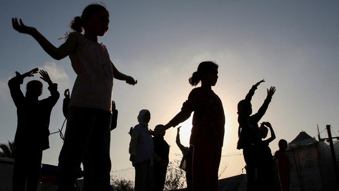 Gadis-gadis Gaza Dilatih Bela Diri Tinju Girls train for boxing under Palestinian boxing coach Osama Ayoub near a tent camp sheltering displaced people, amid the Israel-Hamas conflict, in Khan Younis in the southern Gaza Strip, July 10, 2024. REUTERS/Hatem Khaled TPX IMAGES OF THE DAY
