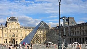 Museum Louvre tentu tidak diliwatkan untuk difoto. Foto: Adi Fida Rahman/detikINET