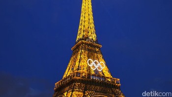 Memotret Eiffel saat blue hour menjadi keseruan tersendiri. Foto: Adi Fida Rahman/detikINET