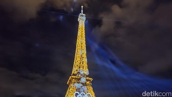 Menara Eiffel dibanjiri sinar menyambut Olimpiade 2024. Foto: Adi Fida Rahman/detikINET