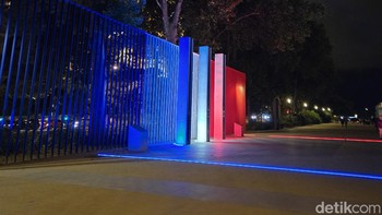 Cahaya bendera Prancis menghiasi malam hari menyambut gelaran Olimpiade 2024. Foto: Adi Fida Rahman/detikINET