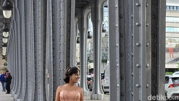 Jembatan di film Inception menjadi lokasi favorit para pengunjung. Foto: Adi Fida Rahman/detikINET