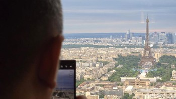 Memotret Eifel dari ketinggian menjadi pengalaman tersendiri. Foto: Adi Fida Rahman/detikINET