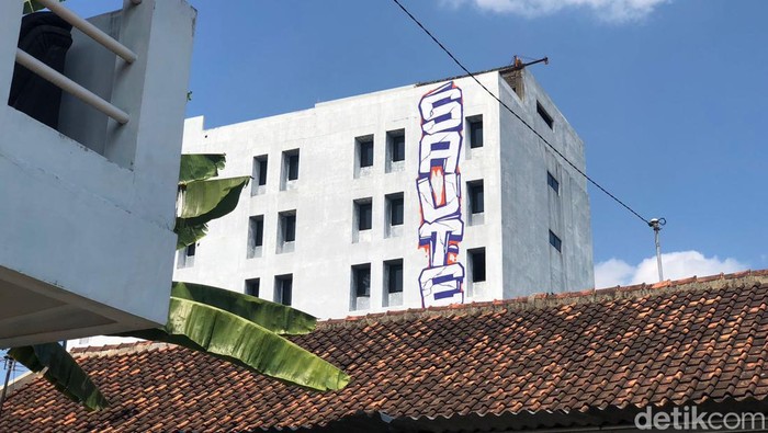 Gedung bertingkat di Bugisan, Jogja, menjadi sasaran aksi vandalisme. Foto diambil Selasa (16/7/2024).