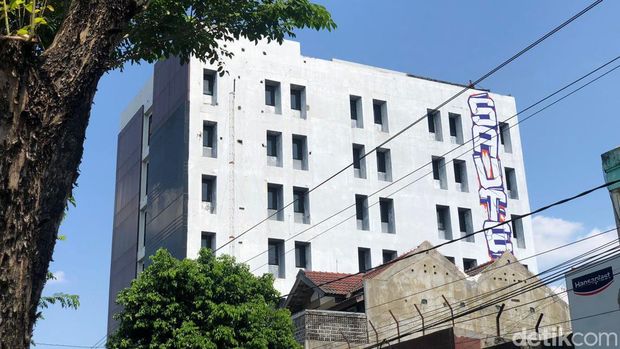 Gedung bertingkat di Bugisan, Jogja, menjadi sasaran aksi vandalisme. Foto diambil Selasa (16/7/2024).