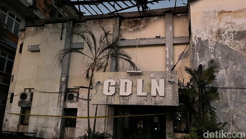 Gedung GDLN di Kampus Unud Sudirman terbakar pada Selasa (16/07/2024). Kampus tak mengelak bila kebakaran berdampak pada layanan website. (Ida Bagus Putu Mahendra/detikBali)