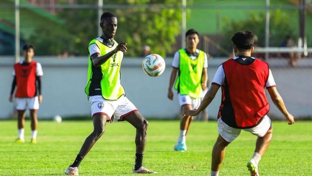 Gelandang asing baru PSM Makassar Latyr Fall latihan di Stadion Kalegowa.