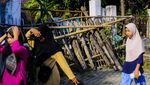 Gerbang SD di Serang Ditutup Tumpukan Kayu Imbas Sengketa Tanah