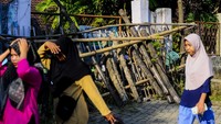 Menurut pihak sekolah, akses gerbang utama sekolah tersebut sejak setahun terakhir ditutup oleh seseorang yang mengaku sebagai ahli waris sehingga para siswa yang akan masuk harus melalui jalan samping sekolah.