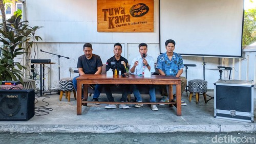 EO acara Gerbek Akbar Santri di NW Anjani Lombok Timur tuntut pembayaran vendor senilai Rp 2,8 miliar di Mataram, Senin (15/7/2024). Foto: (Ahmad Viqi/detikBali).