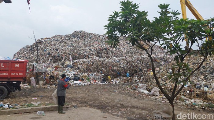 Gunungan sampah di TPS Majalengka