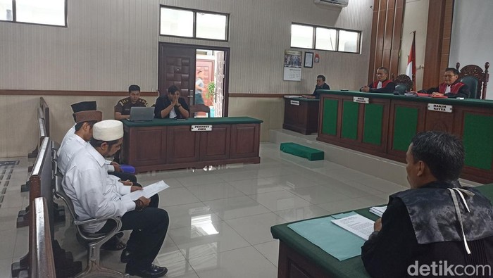 Gus Samsudin dan dua anak buahnya saat sidang