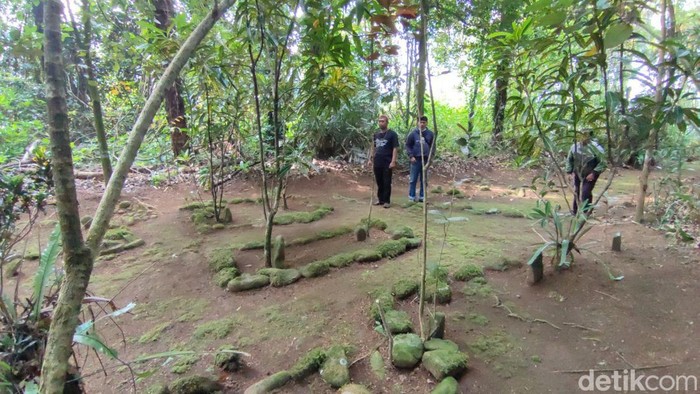 Hamparan batu di Situs Keramat Depok Ciamis yang konon tempat duduk Prabu Kian Santang sewaktu singgah dan bertemu dengan gurunya.