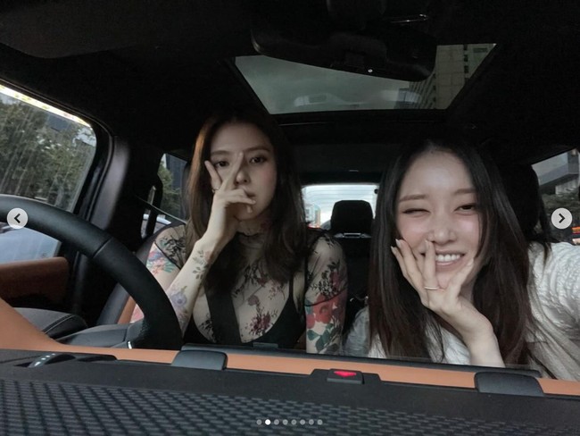Tato Han So Hee kembali terlihat dalam unggahan fotonya saat menyetir bersama bintang drama Korea Money Heist Korea, Jeon Jong Seo. Foto: Instagram
