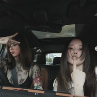 “kenapa seluruh badannya jadi penuh tato sih ya😢” “cocok banget sama kupu kupu dan bunga kalo mba ini,” “yaampun hansohee lu ngapa jadi tatoan gini,” komentar senumlah netizen di akun Instagram Han So Hee. Foto: Instagram