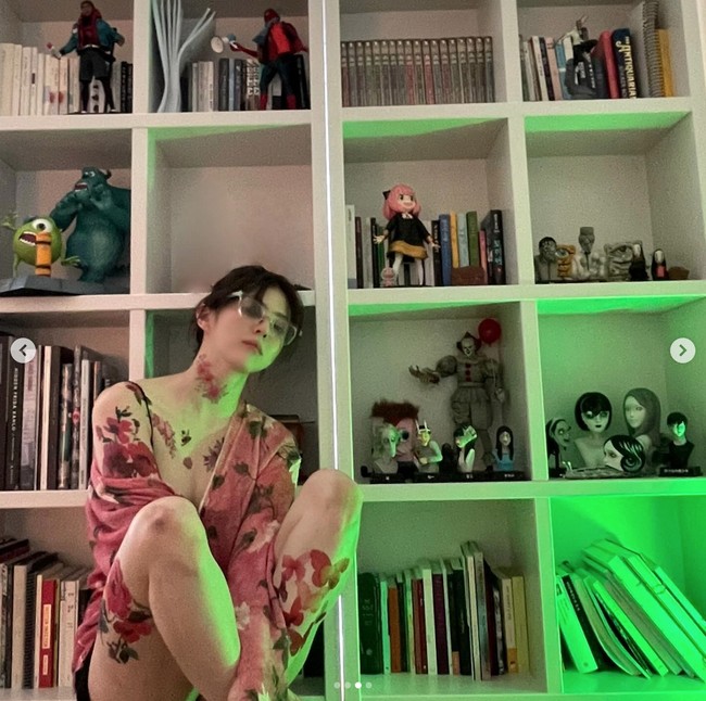 Penampilan Han So Hee sontak ramai menjadi perbincangan. Tak sedikit penggemar yang bertanya-tanya apakah tato di tubuhnya hanya stiker atau nyata. Foto: Instagram