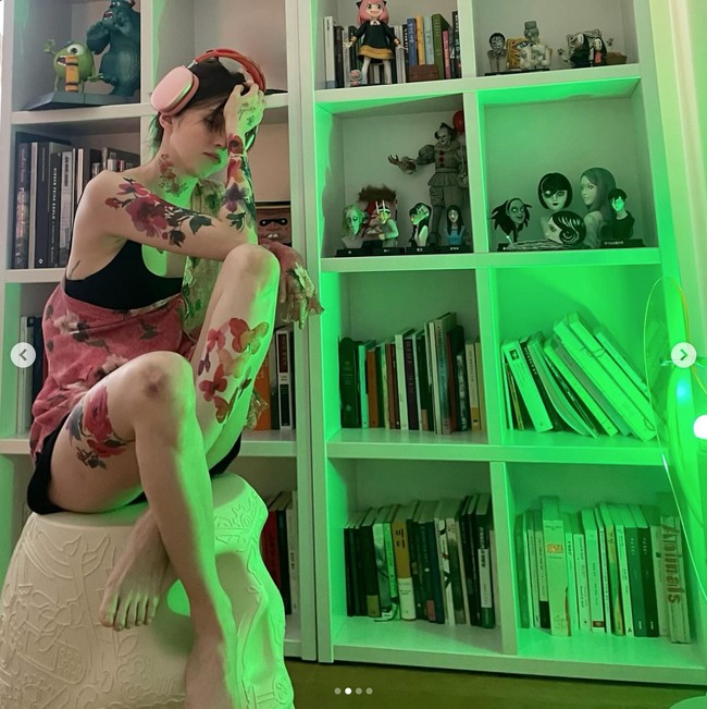 Dalam foto yang dibagikannya, Han So Hee mengenakan gaun bermotif bunga yang serasi dengan tato di tubuhnya. Foto: Instagram