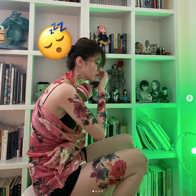 Han So Hee mencuri atensi dengan unggahan Instagram terbarunya. Bintang drama Korea Gyeongseong Creature itu terlihat memiliki tato bunga di sekujur tubuhnya. Foto: Instagram