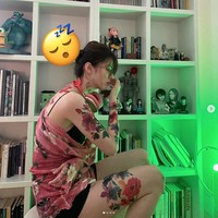 Han So Hee mencuri atensi dengan unggahan Instagram terbarunya. Bintang drama Korea Gyeongseong Creature itu terlihat memiliki tato bunga di sekujur tubuhnya. Foto: Instagram