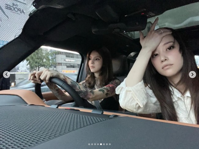 Kedekatan Han So Hee dan Jeon Jong Seo pun ramai menjadi sorotan. Kedua aktris cantik dikenal dengan imej girl crush. Netizen tak menyangka Han So Hee dan Jeon Jong Seo selama ini menjalin hubungan dekat. Foto: Instagram