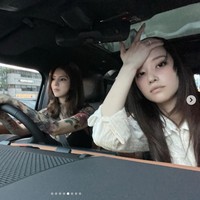 Kedekatan Han So Hee dan Jeon Jong Seo pun ramai menjadi sorotan. Kedua aktris cantik dikenal dengan imej girl crush. Netizen tak menyangka Han So Hee dan Jeon Jong Seo selama ini menjalin hubungan dekat. Foto: Instagram