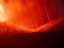 Hujan Lava Gunung Tertinggi di Eropa