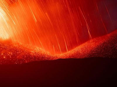 Hujan Lava Gunung Tertinggi di Eropa