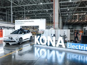 Mobil Listrik Pertama yang Pakai Baterai Buatan RI Resmi Diproduksi