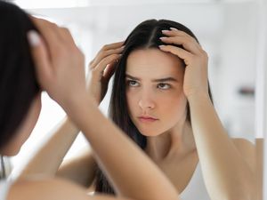 Rambut Rontok Jadi Masalah Nomor Satu Wanita, Apa Penyebab dan Solusinya?