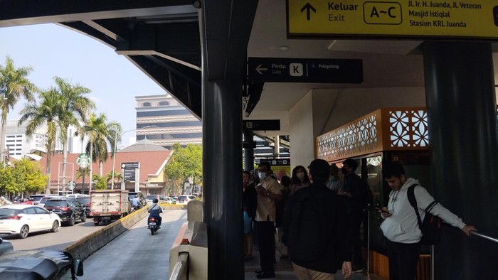 Imbas Macet Jl Juanda Jakpus, Penumpang Keluhkan Tunggu Bus TransJ Lebih Lama