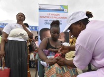Anak-anak di Abidjan Disuntik Vaksin Malaria