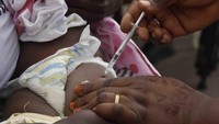 Seorang petugas kesehatan memberikan vaksin malaria Oxford-Serum R21 kepada seorang anak di Abidjan, Pantai Gading, Senin (15/7/2024).