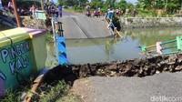 Berdasarkan keterangan Kepala Desa setempat, jembatan tersebut dibangun pada tahun 198o.