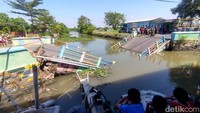 Warga juga mendai dengan tali plastik di depan jembatan agar tidak ada yang melintasi.