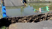 Jembatan itu merupakan akses dari Desa Kedung Peluk, Candi menuju ke Kota Sidoarjo.