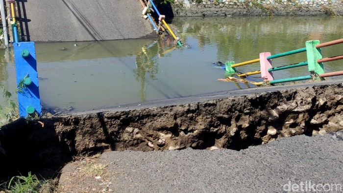 Jembatan Ambrol di Kedung Peluk Sidoarjo Jembatan Ambrol di Kedung Peluk Sidoarjo